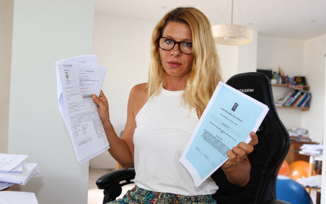 Mónika Silva-Koniuszek con documentos durante su actividad en Ecuador